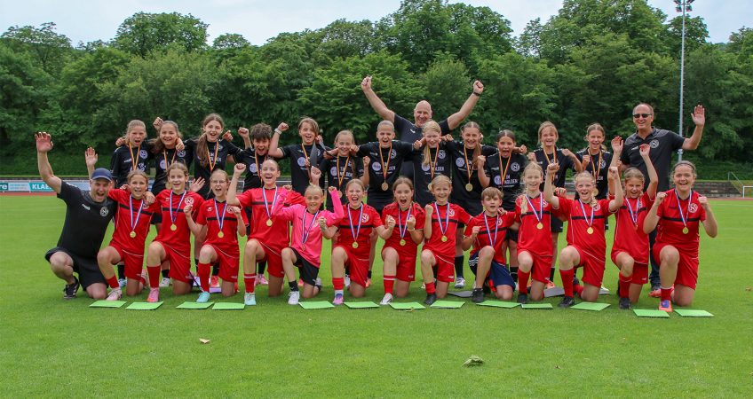 Ehrung der U13 nach Saisonabschluss 2025/2026 durch die Jugendleitung und den Vorsitzenden
